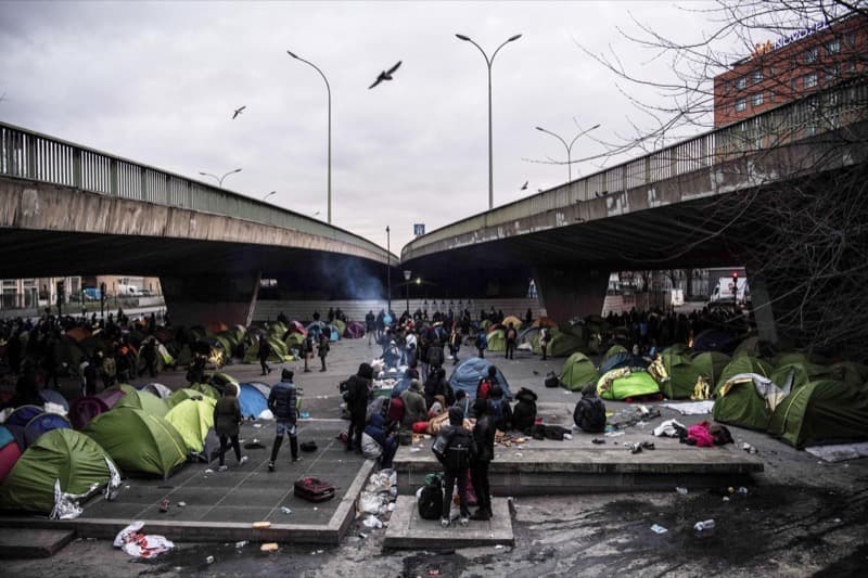 Distribution de repas à Paris La Chapelle